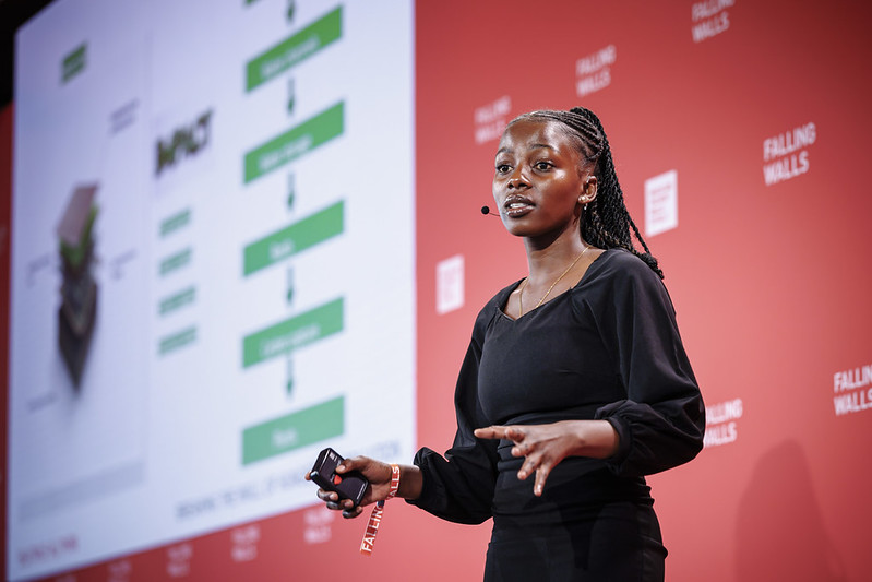 Eine Person steht auf der Bühne und hält einen Vortrag.